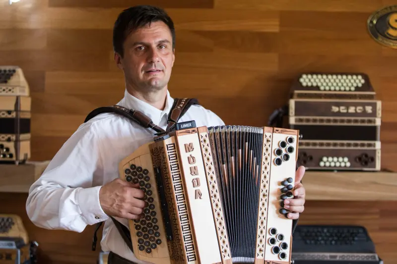 Zlatko Munda s harmoniko v razstavnem prostoru
