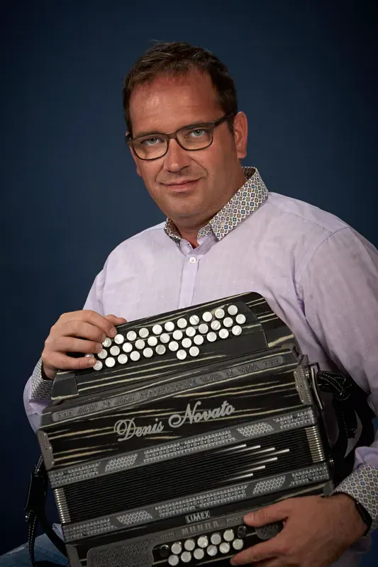 Denis Novato s harmoniko Munda
